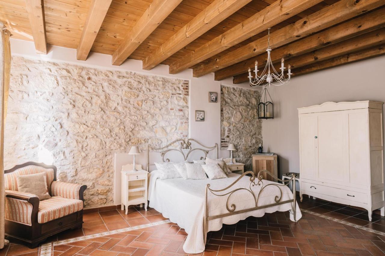 - Relais De Charme La Caminella Bed & Breakfast